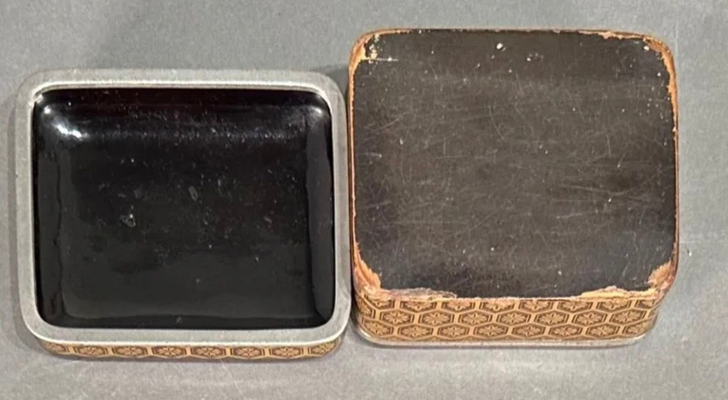 A Japanese Edo Period Lacquer Kogo (Incense) Box, late 17/early 18th Century