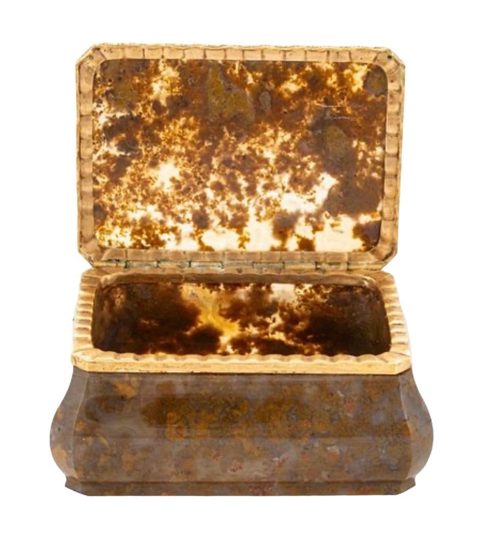 A Gold Mounted Moss Agate Snuff Box