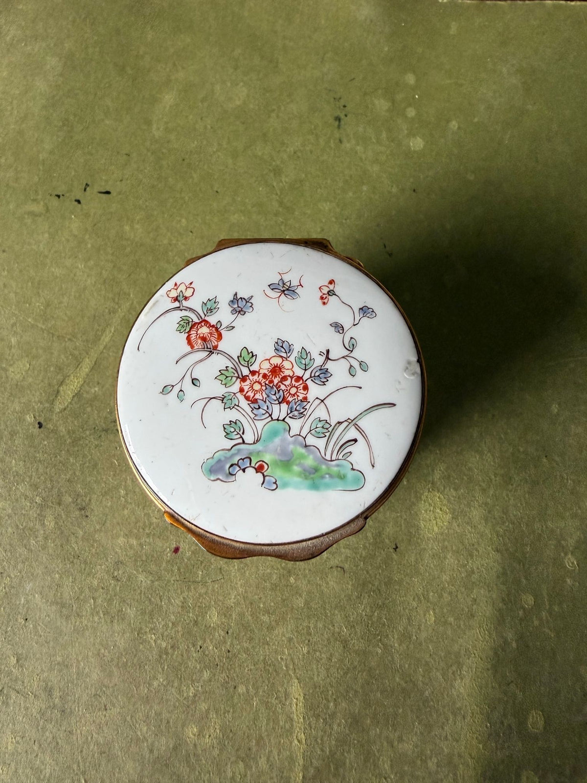 Chantilly Kakiemon Circular Soft Paste Snuff Box, circa 1745