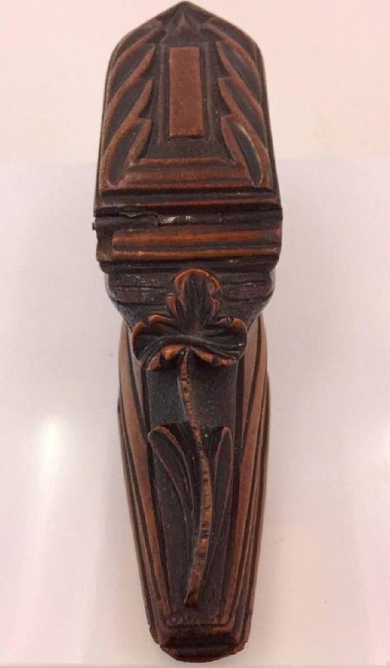 Carved Shoe Form Treen Snuff Box with Carved Shamrock, 19th Century