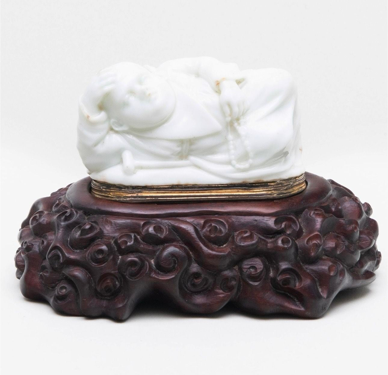 A GILT-METAL MOUNTED SNUFF BOX Circa 1750, probably Saint-Cloud