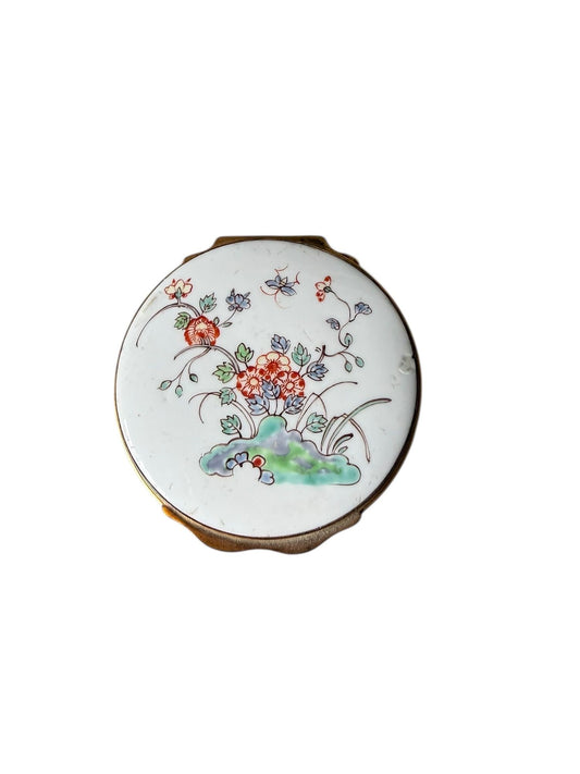 Chantilly Kakiemon Circular Soft Paste Snuff Box, circa 1745