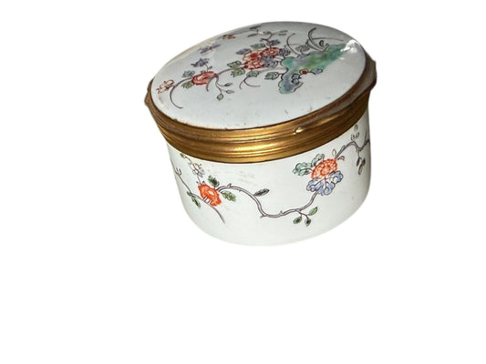 Chantilly Kakiemon Circular Soft Paste Snuff Box, circa 1745