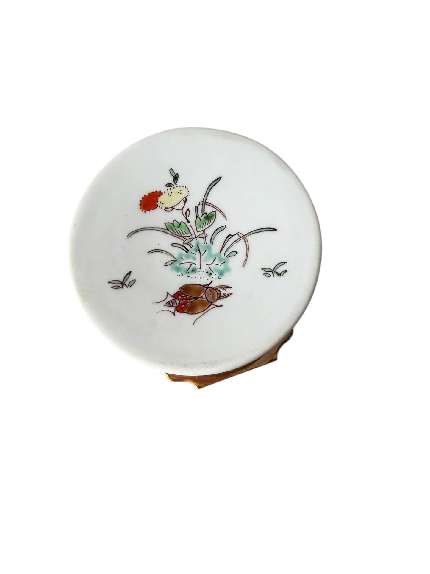 Chantilly Kakiemon Circular Soft Paste Snuff Box, circa 1745