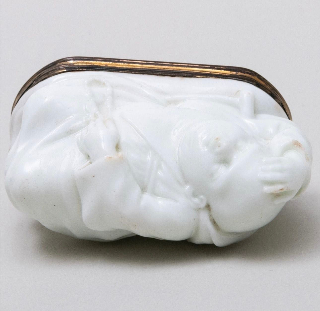 A GILT-METAL MOUNTED SNUFF BOX Circa 1750, probably Saint-Cloud