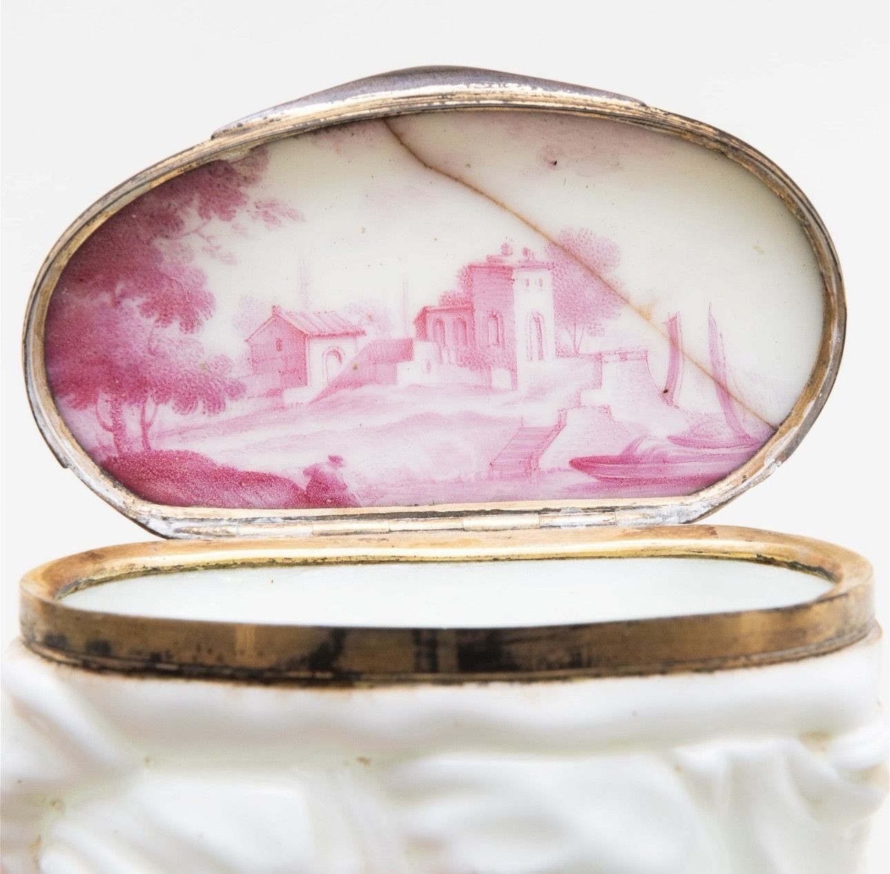 A GILT-METAL MOUNTED SNUFF BOX Circa 1750, probably Saint-Cloud