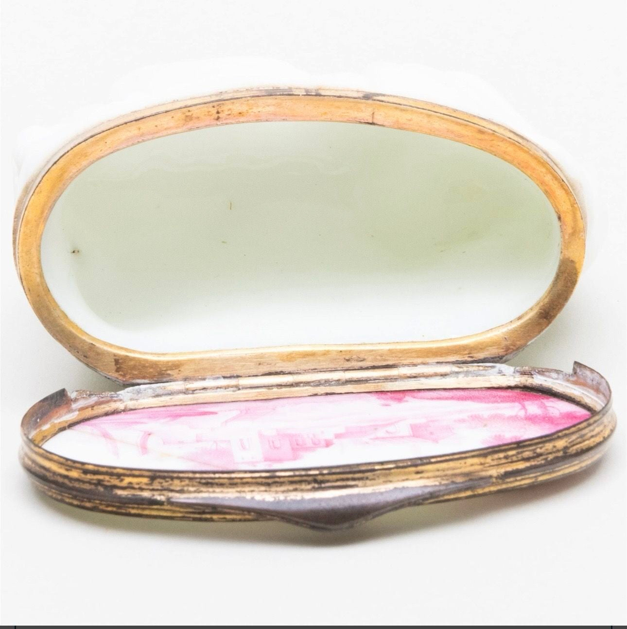 A GILT-METAL MOUNTED SNUFF BOX Circa 1750, probably Saint-Cloud