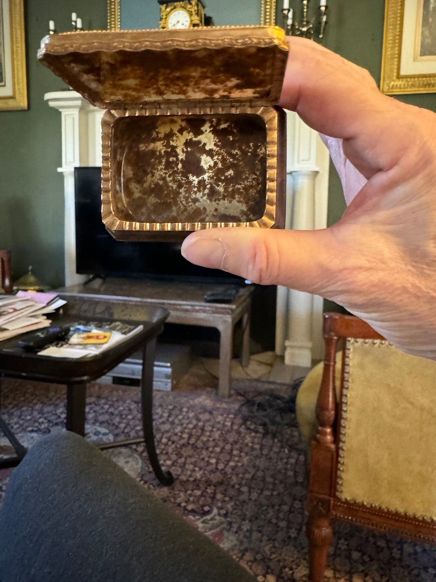 A Gold Mounted Moss Agate Snuff Box