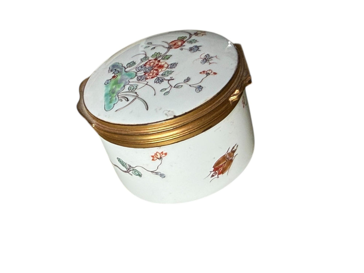 Chantilly Kakiemon Circular Soft Paste Snuff Box, circa 1745