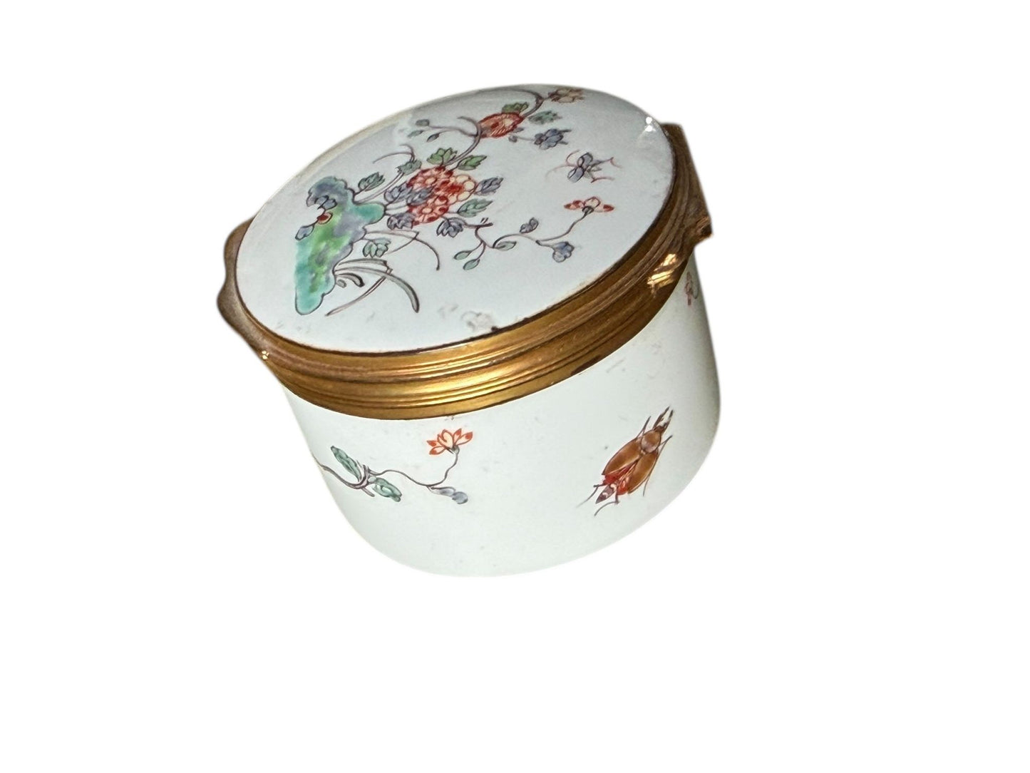 Chantilly Kakiemon Circular Soft Paste Snuff Box, circa 1745
