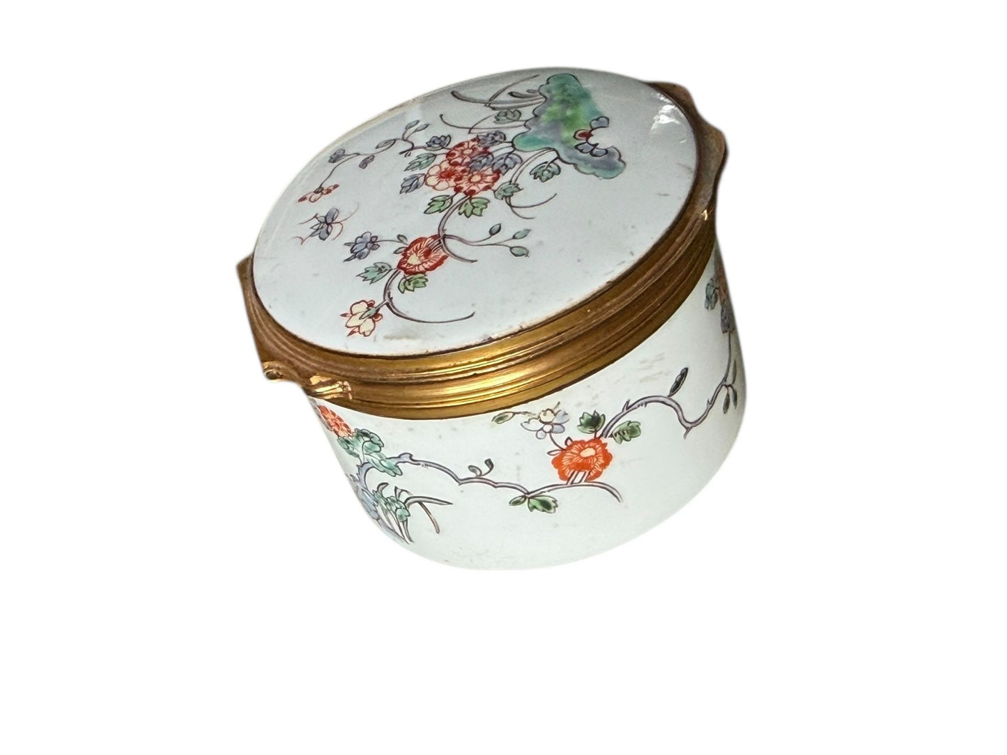Chantilly Kakiemon Circular Soft Paste Snuff Box, circa 1745