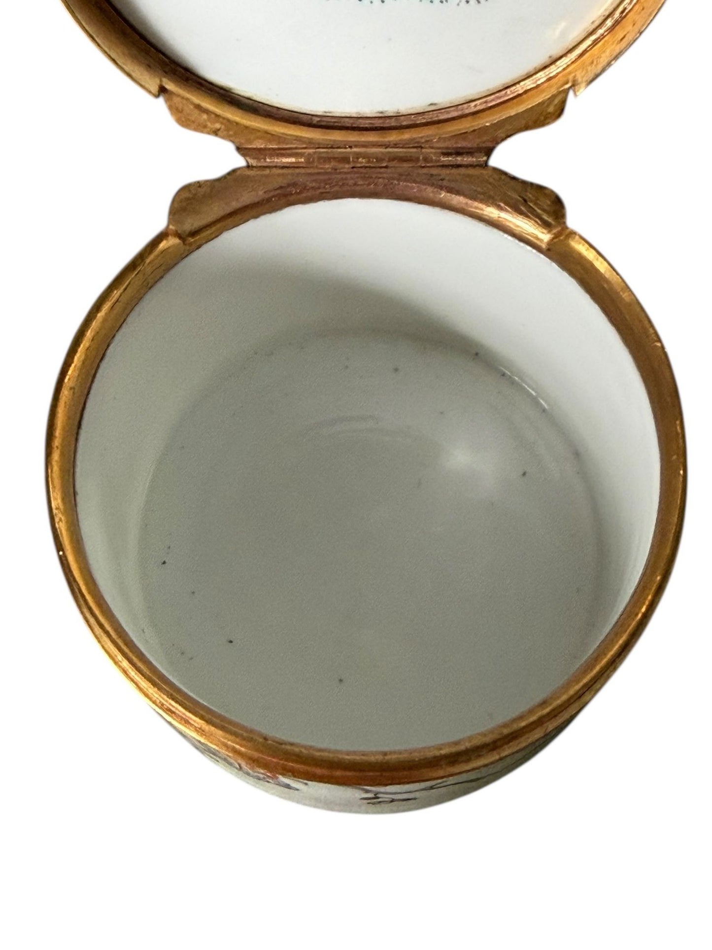Chantilly Kakiemon Circular Soft Paste Snuff Box, circa 1745