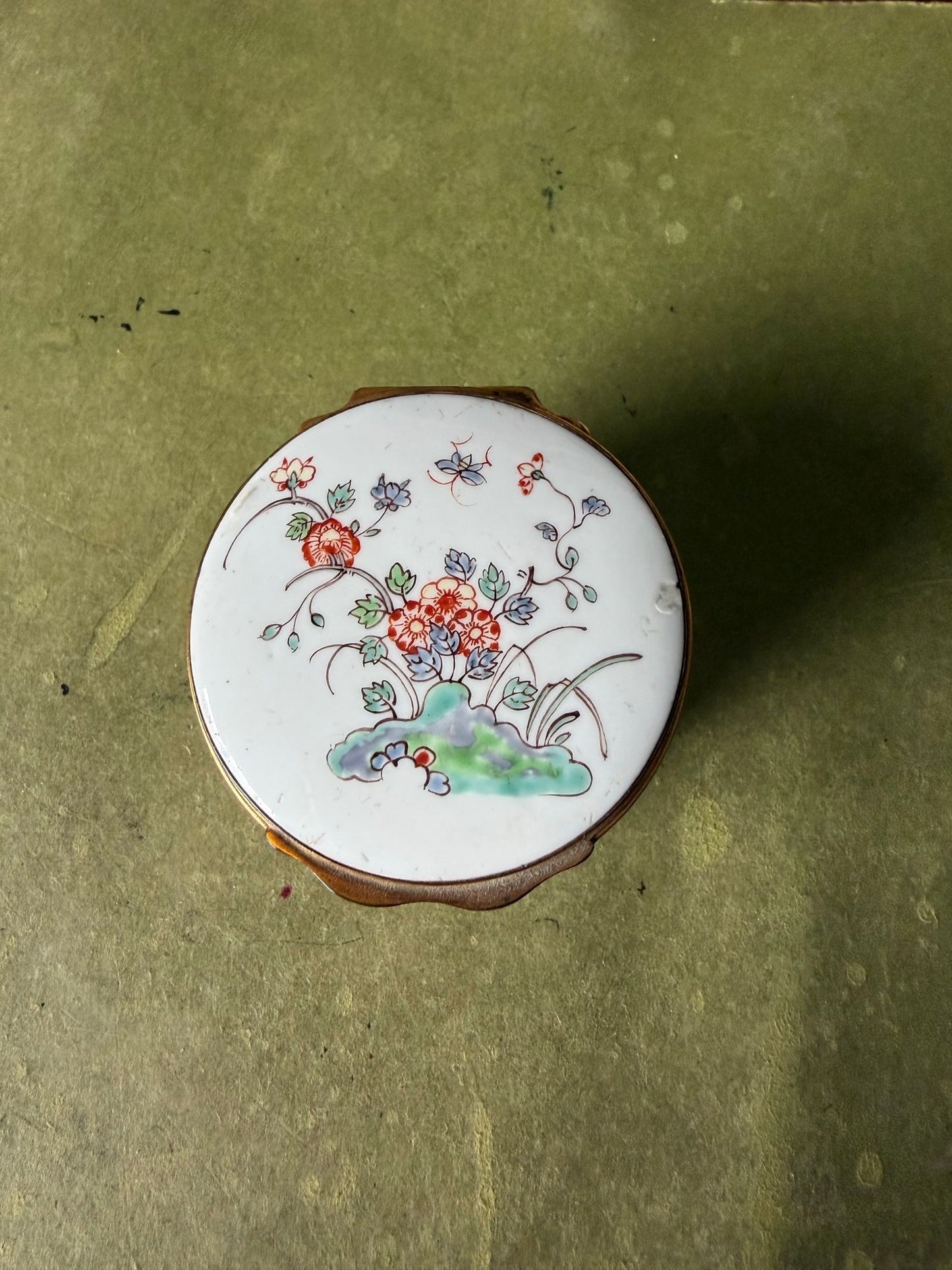 Chantilly Kakiemon Circular Soft Paste Snuff Box, circa 1745